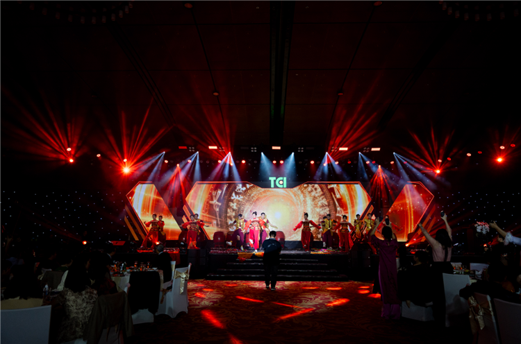 Tổng kết cuối năm <br> Bệnh Viện Thu Cúc <br> Số lượng: 1200 người