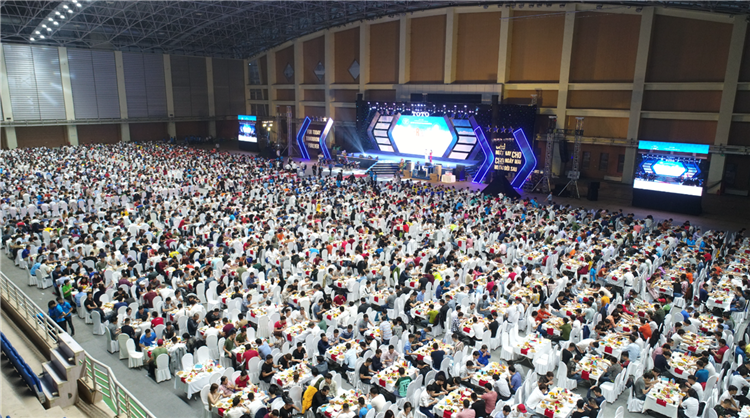 Kỷ niệm 17 năm thành lập <br> Công Ty Toto Việt Nam <br> Số lượng: 4000 người