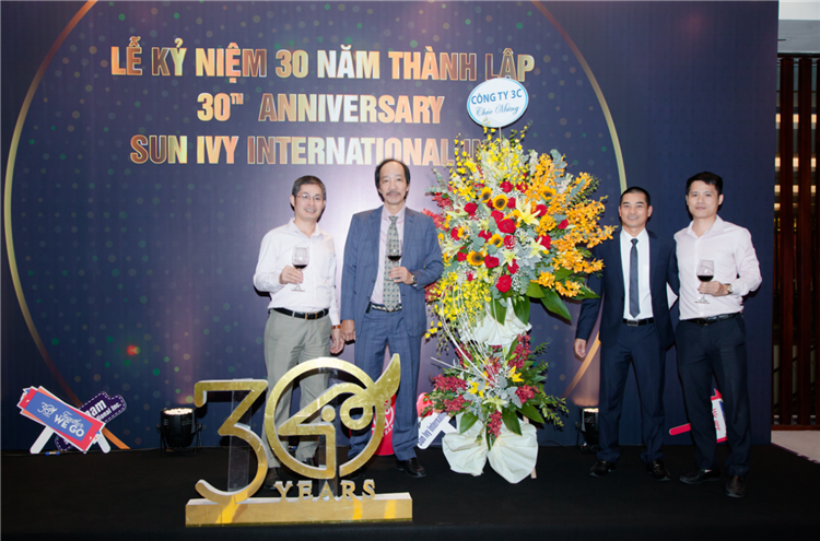 Kỷ niệm thành lập <br> Sun Ivy International Inc <br> Số lượng: 150 người